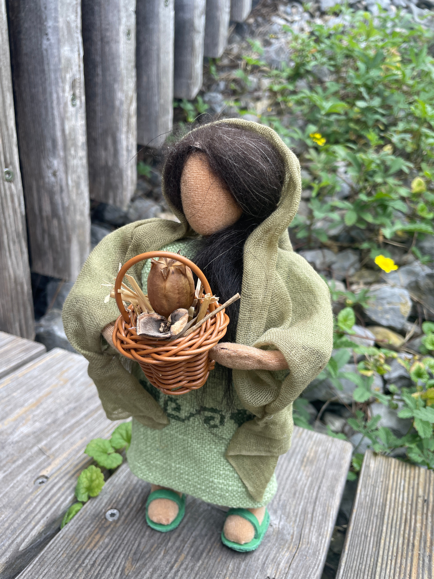 Hirtenmädchen mit gefülltem Korb